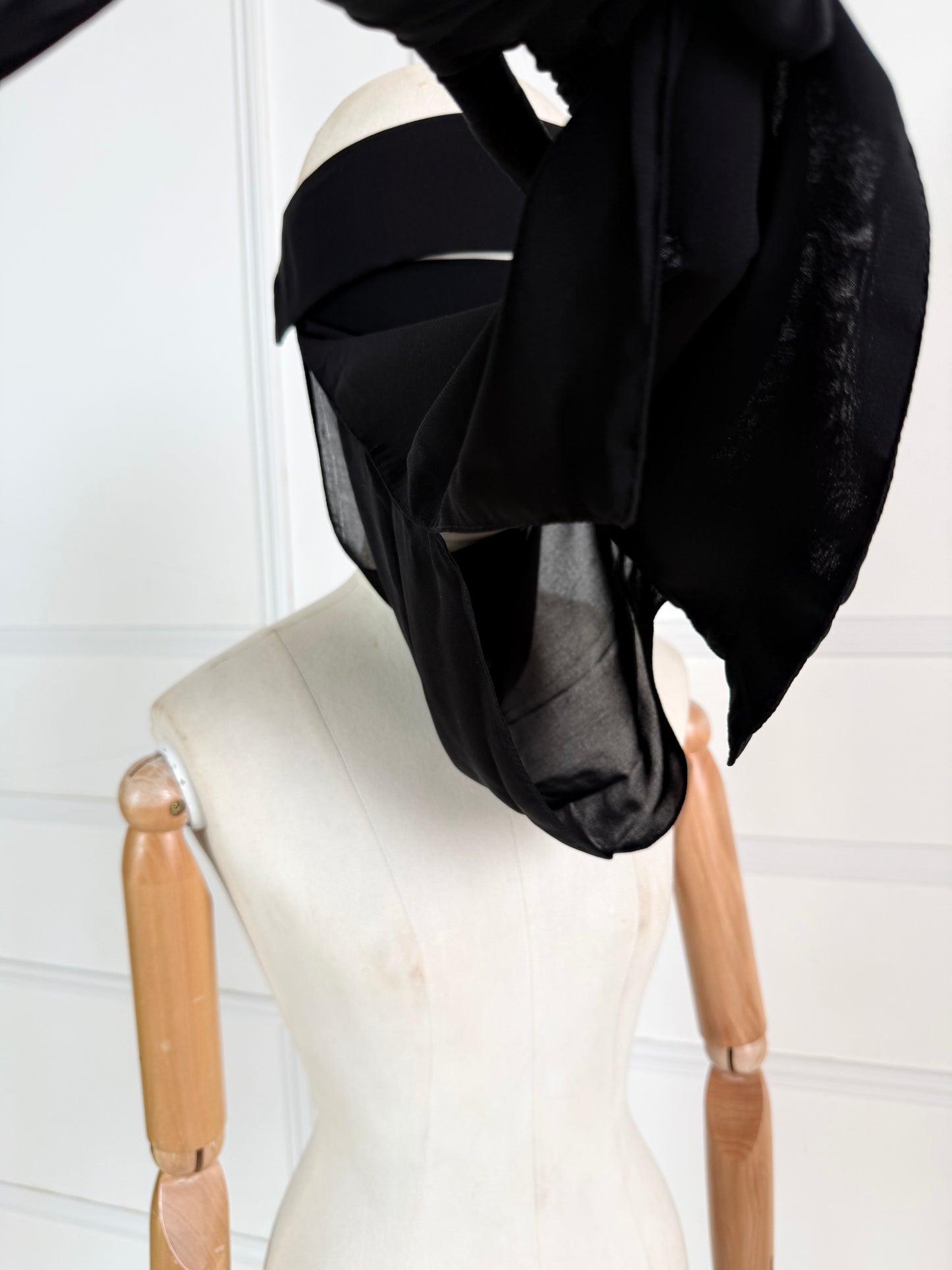 Niqab casquette, Ouverture discrète pour manger