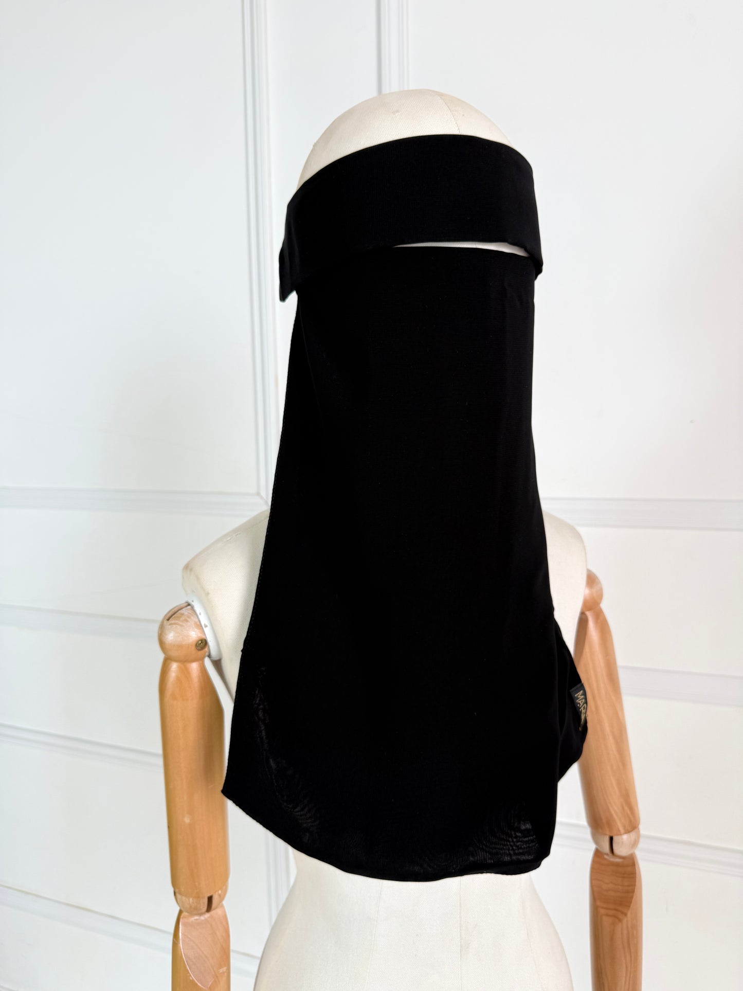 Niqab casquette, Ouverture discrète pour manger