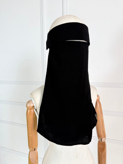 Niqab casquette, Ouverture discrète pour manger